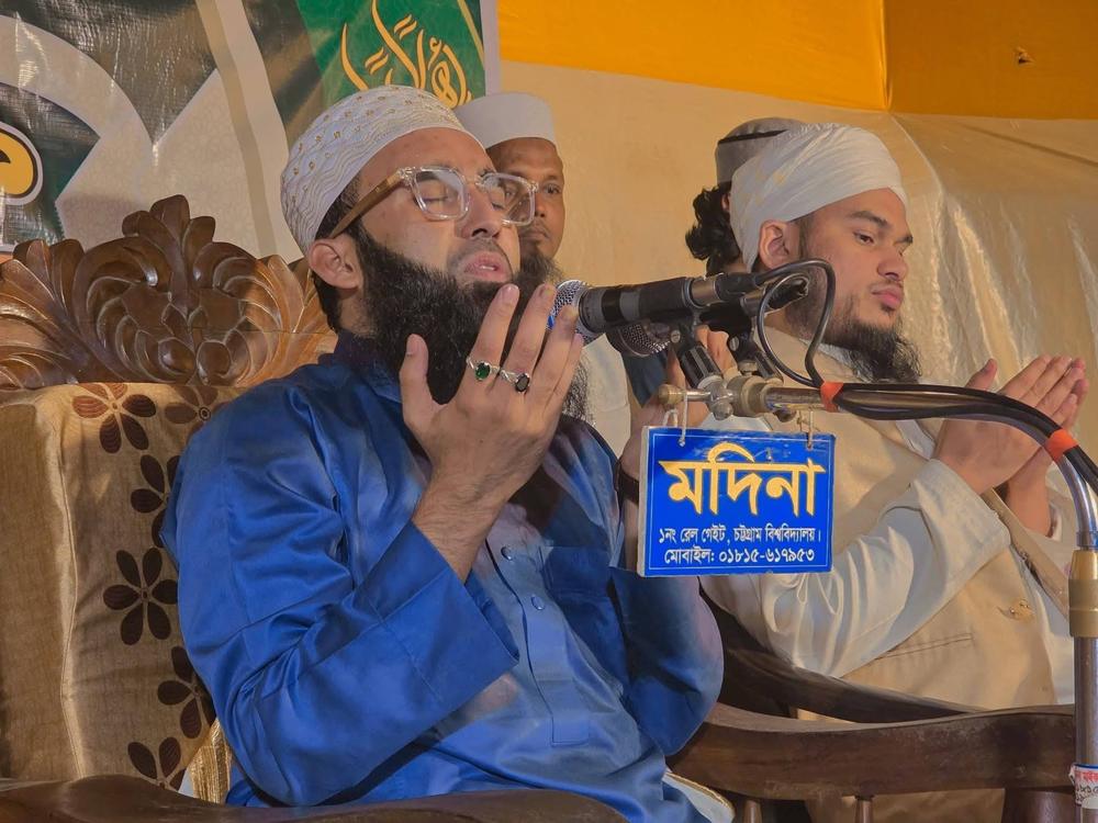 মোনাজাতের মুহূর্ত